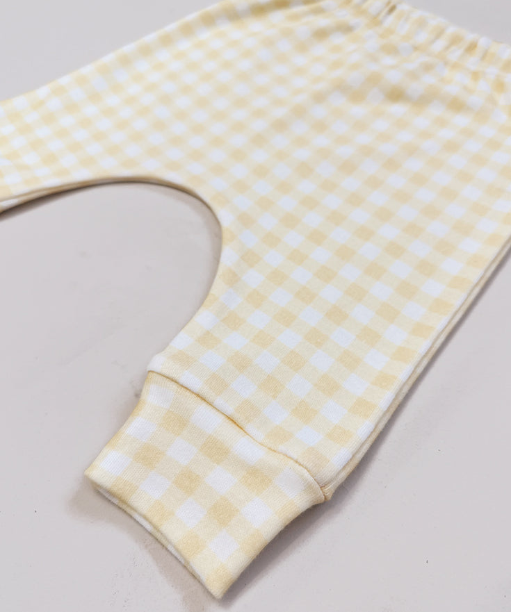 Calca-bebe-unissex-menina-cor-amarelo-vichy-amarelo-xadrez-quadriculado-bebe-minimalista-6_b8430812-93a4-4d21-bf35-82eaf3119eb0.jpg