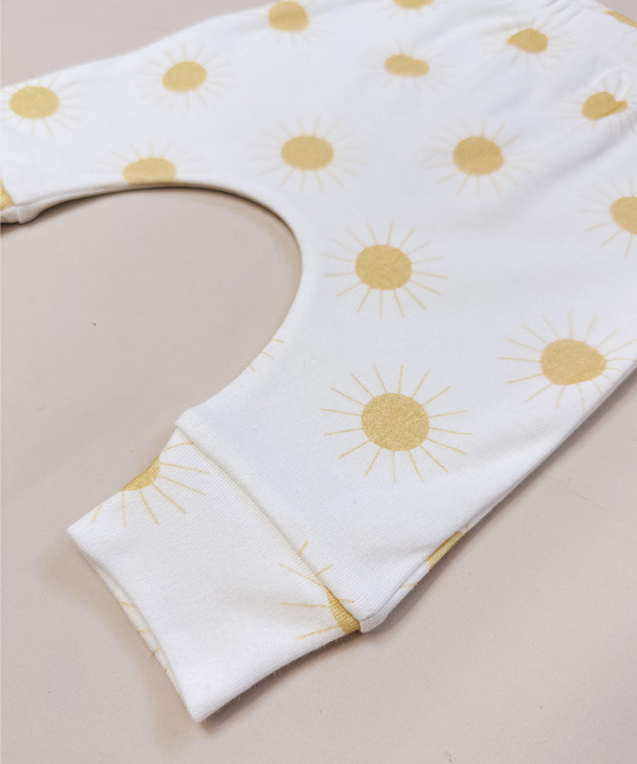 Calca-bebe-unissex-sol-solar-solzinho-amarelo-e-branco-minimalista-baby-verao-1.jpg
