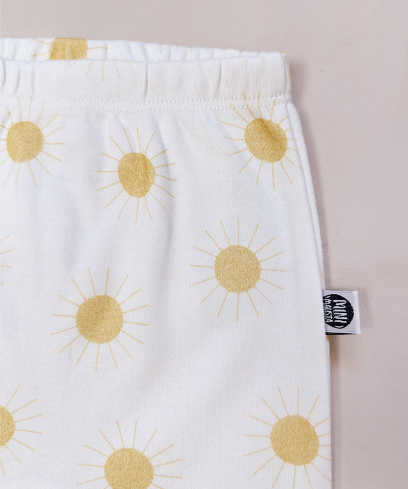 Calca-bebe-unissex-sol-solar-solzinho-amarelo-e-branco-minimalista-baby-verao-2.jpg