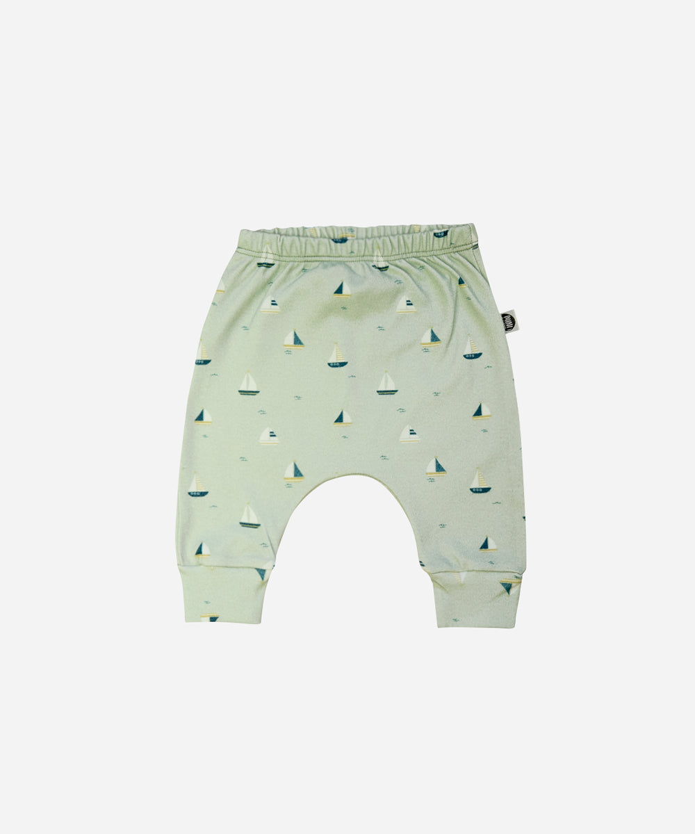 Calca-harem-bebe-minimalista-menino-barcos-barquinhos-boats-verao-verde.jpg