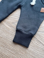 Calça Moletom Peluciada Liso Preto MiniMalista Baby — detalhe do cós elástico wide sem cadarço INMETRO, jogger relaxado, interior peluciado, algodão premium 100% antialérgico.