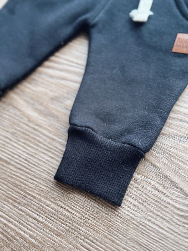 Calça Moletom Peluciada Liso Preto MiniMalista Baby — detalhe do cós elástico wide sem cadarço INMETRO, jogger relaxado, interior peluciado, algodão premium 100% antialérgico.