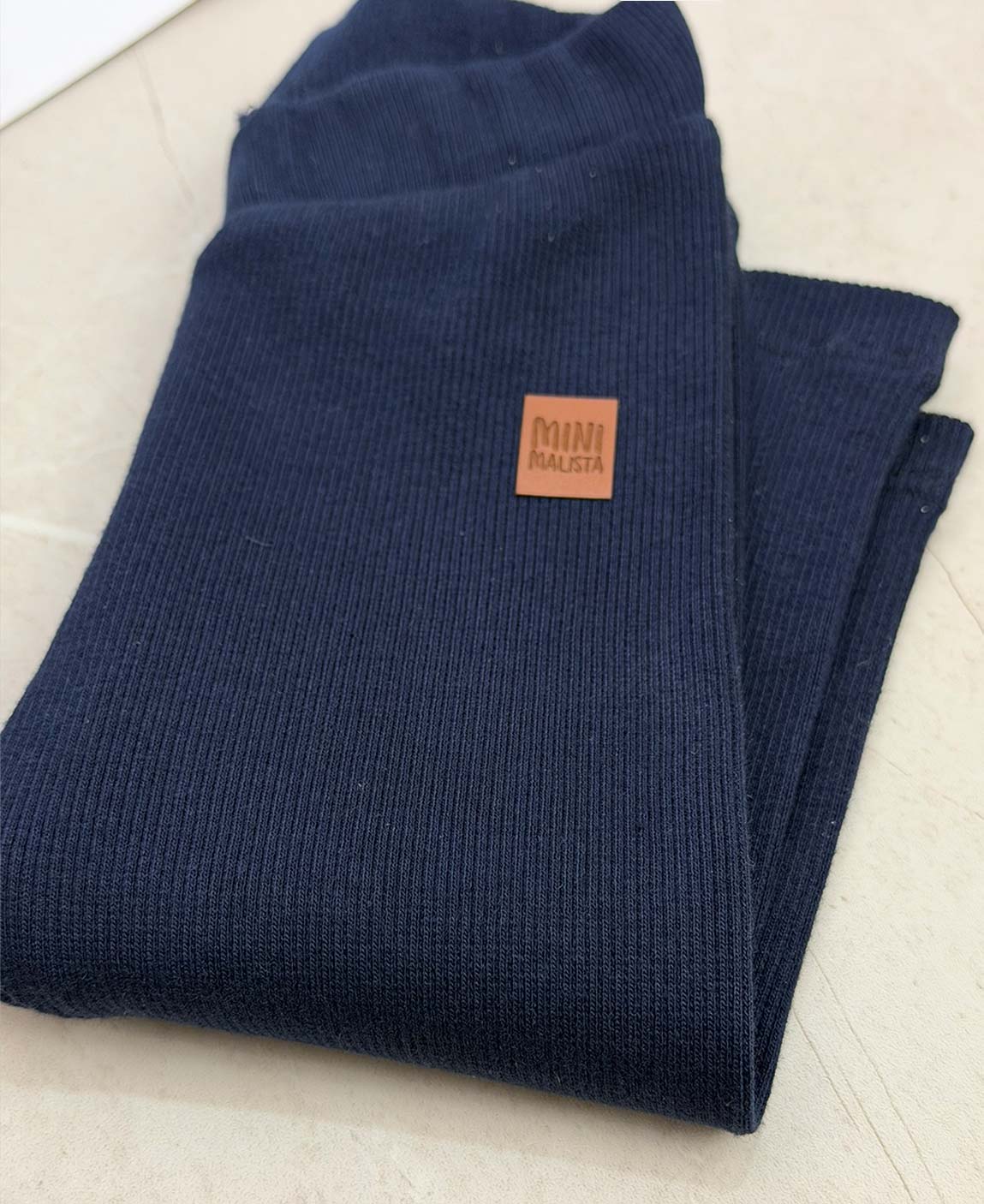 Detalhes da Calça Slim Canelada Liso Ocean - ribana elástica encorpada, cós com elástico macio sem cadarço, etiqueta de courino - MiniMalista Baby