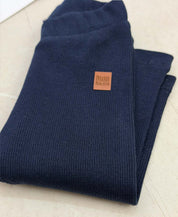 Detalhes da Calça Slim Canelada Liso Ocean - ribana elástica encorpada, cós com elástico macio sem cadarço, etiqueta de courino - MiniMalista Baby