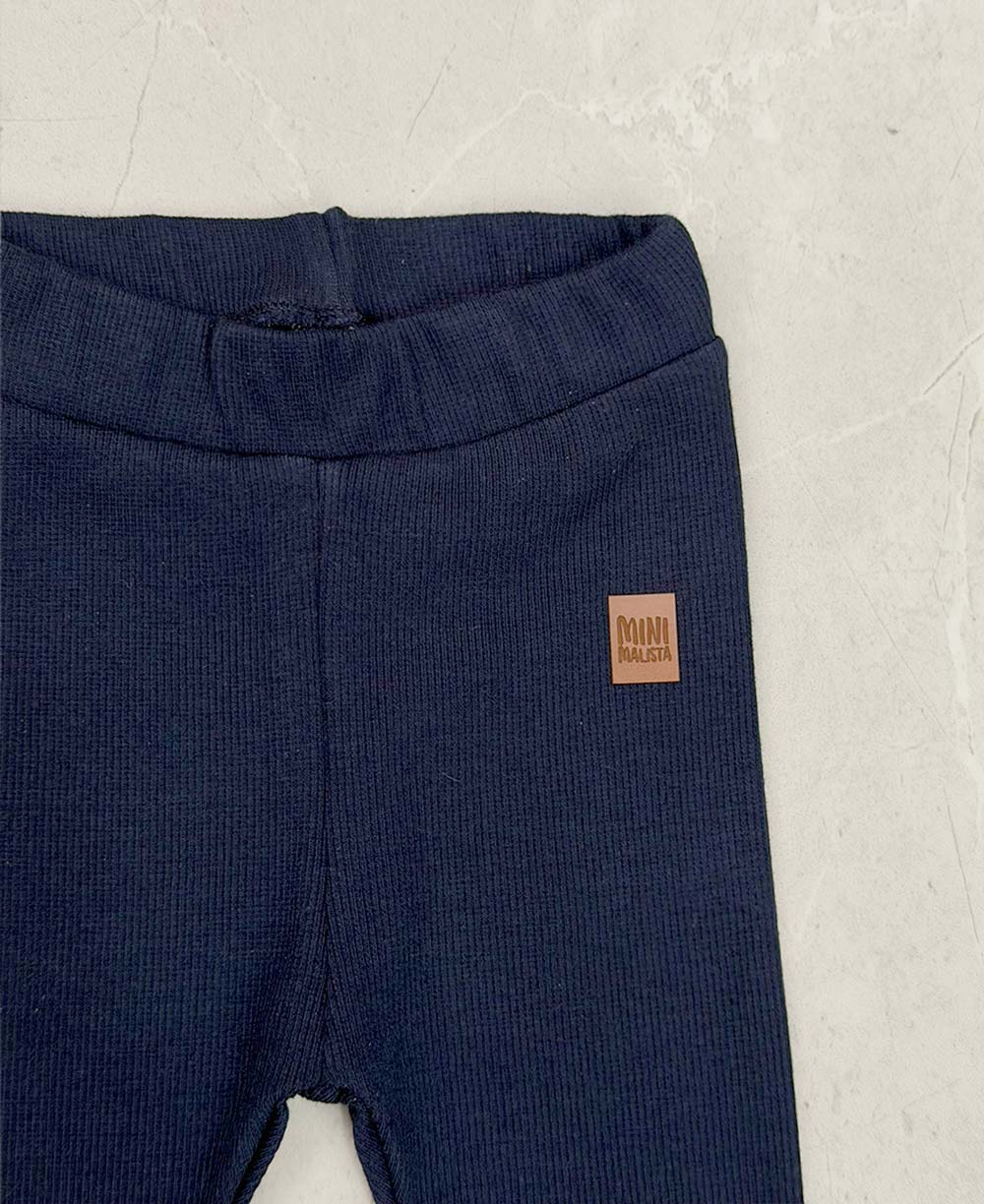Calça Slim Canelada Liso Ocean vestida - bebê e criança em azul profundo do mar - modelagem slim elástica que abraça sem apertar - MiniMalista Baby