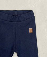 Calça Slim Canelada Liso Ocean vestida - bebê e criança em azul profundo do mar - modelagem slim elástica que abraça sem apertar - MiniMalista Baby