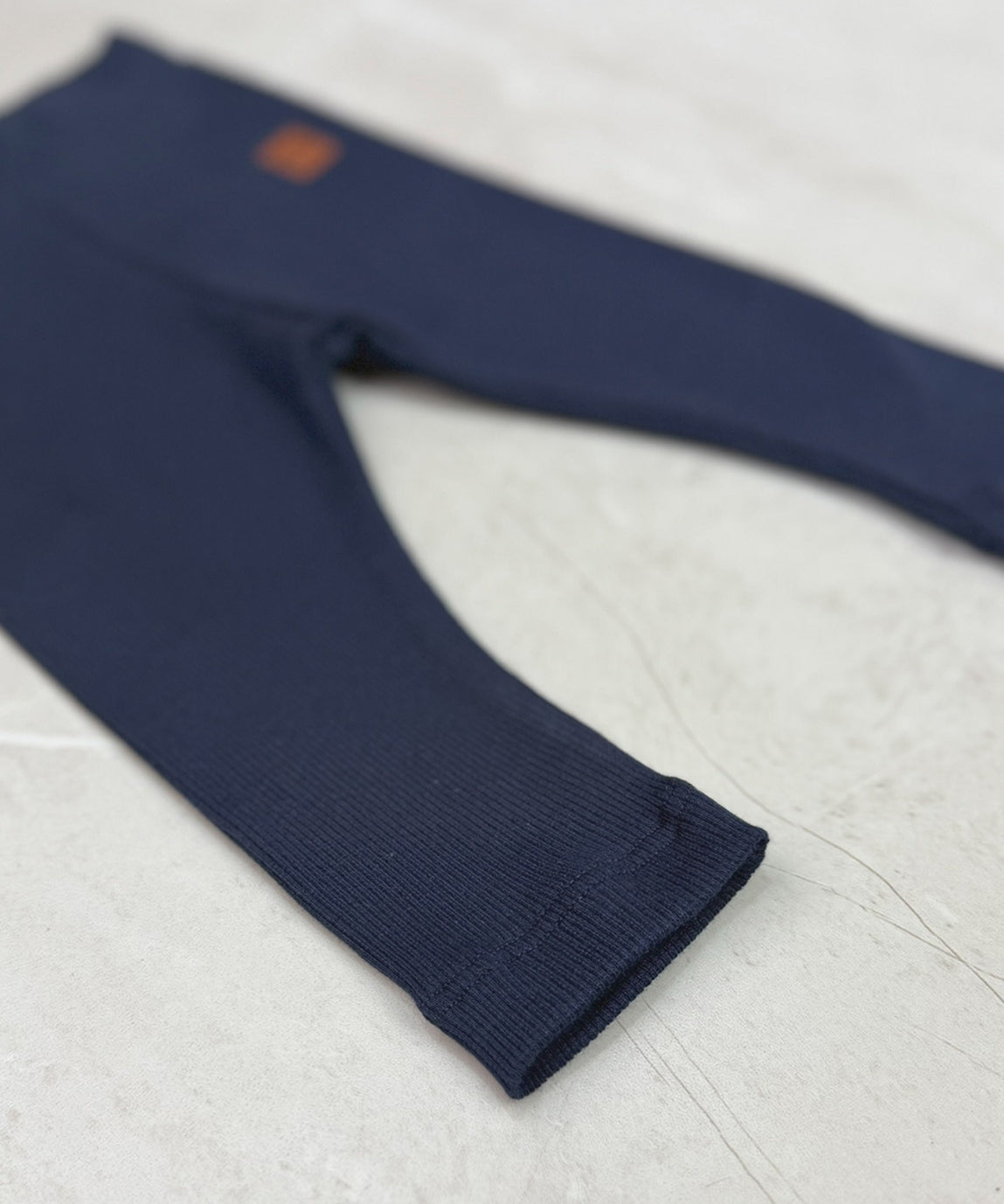 Calça Slim Canelada Liso Ocean combinação de look - azul Ocean elegante com peças em off-white, beige, chocolate e listras navy - MiniMalista Baby