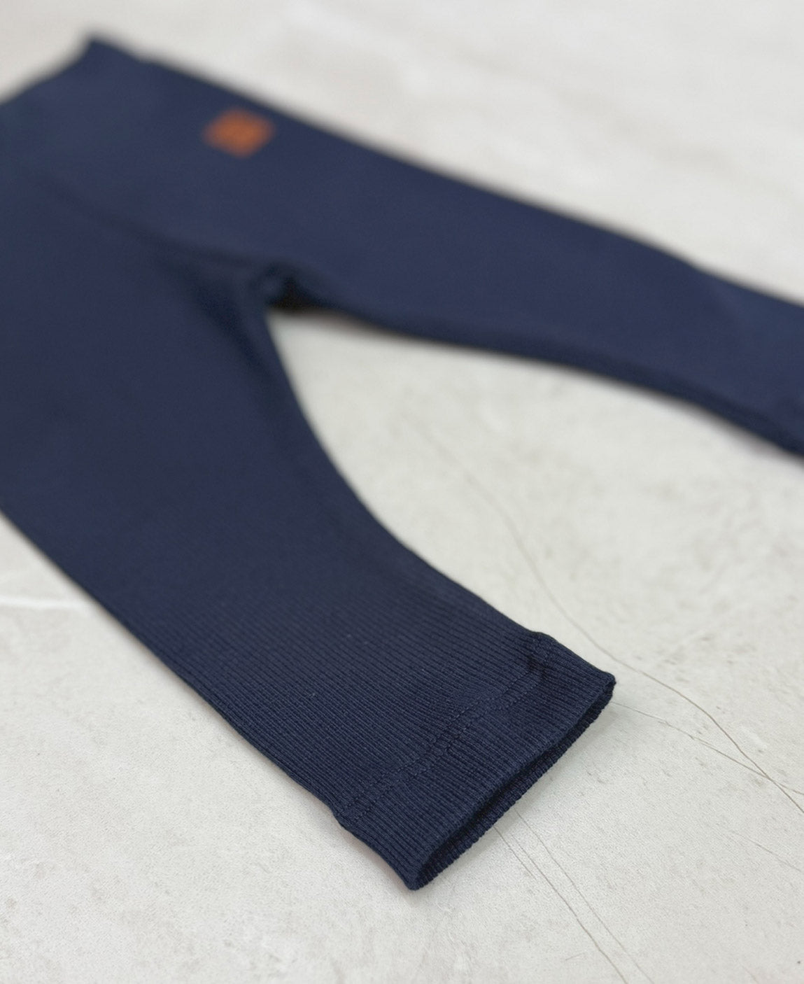 Calça Slim Canelada Liso Ocean combinação de look - azul Ocean elegante com peças em off-white, beige, chocolate e listras navy - MiniMalista Baby