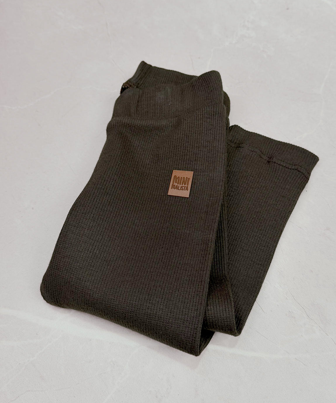 Calça Slim Canelada Liso Café combinação de look - marrom café escuro terroso com beige, oak, caramelo e sage - MiniMalista Baby