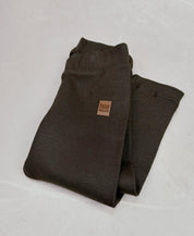 Calça Slim Canelada Liso Café combinação de look - marrom café escuro terroso com beige, oak, caramelo e sage - MiniMalista Baby