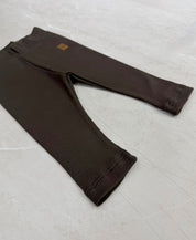 Detalhes da Calça Slim Canelada Liso Café - ribana elástica, cós com elástico macio sem cadarço, etiqueta de courino - marrom café escuro - MiniMalista Baby