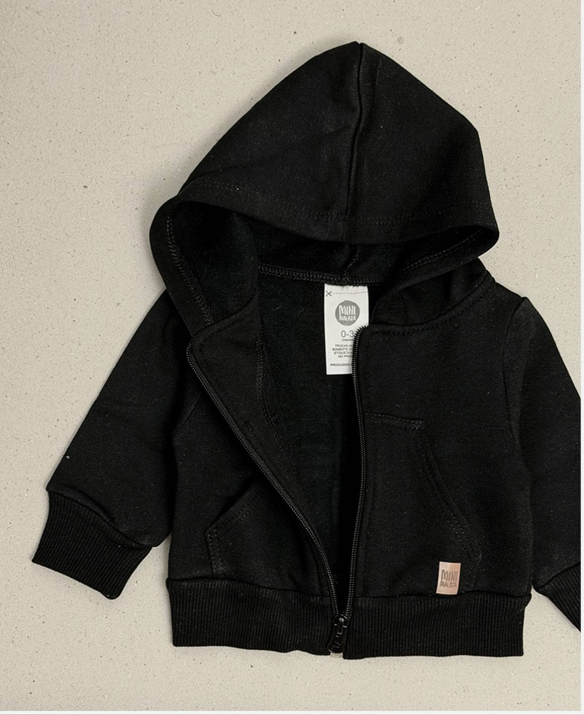 Casaco Moletom Preto Peluciado Bebê Criança Unissex MiniMalista — look completo com o preto clássico coringa que combina com absolutamente tudo. Zíper frontal, capuz sem cordinha, cobre-zíper protege o queixo. 100% algodão hipoalergênico ideal pra pele sensível.