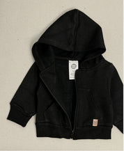 Casaco Moletom Preto Peluciado Bebê Criança Unissex MiniMalista — look completo com o preto clássico coringa que combina com absolutamente tudo. Zíper frontal, capuz sem cordinha, cobre-zíper protege o queixo. 100% algodão hipoalergênico ideal pra pele sensível.