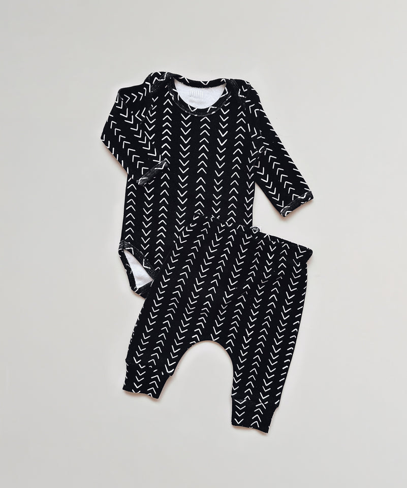 Conjunto-Body-manga-longa-e-calca-harem-bebe-menino-unissex-preto-e-branco-fishbone.jpg