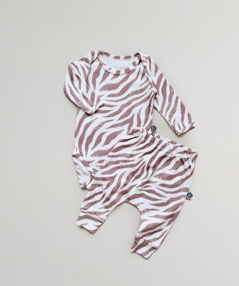 Conjunto-Body-manga-longa-e-calca-harem-feline-tigre-rosa_0f61daa6-25f8-4386-a051-839fa81995cd.jpg