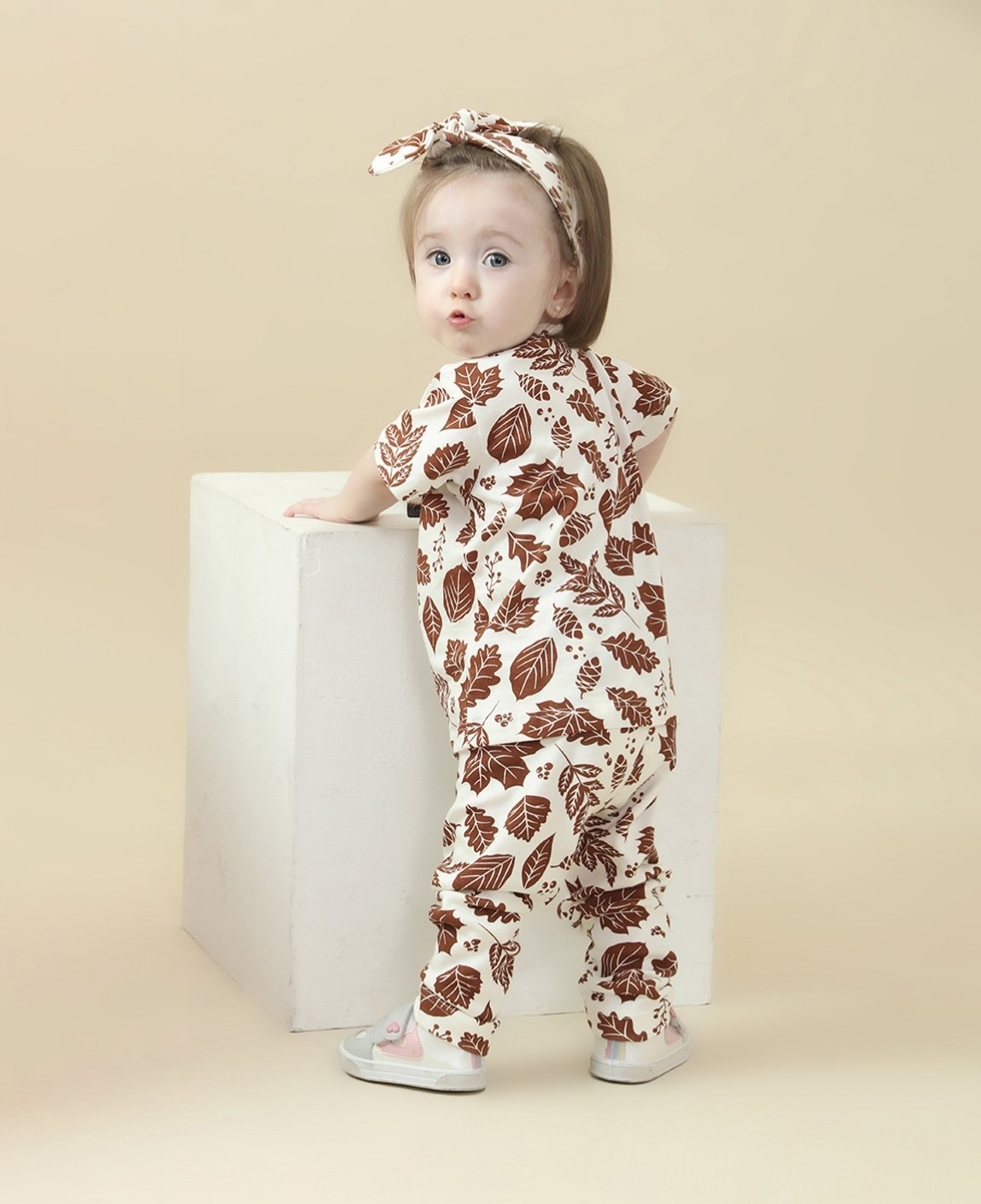 Calça Legging Reta Fall na criança. Legging fina ajustada, cós em algodão sem elástico apertado, sem cadarço. Kids leggings unissex menino menina, estampa folhagem outono 100% algodão MiniMalista.