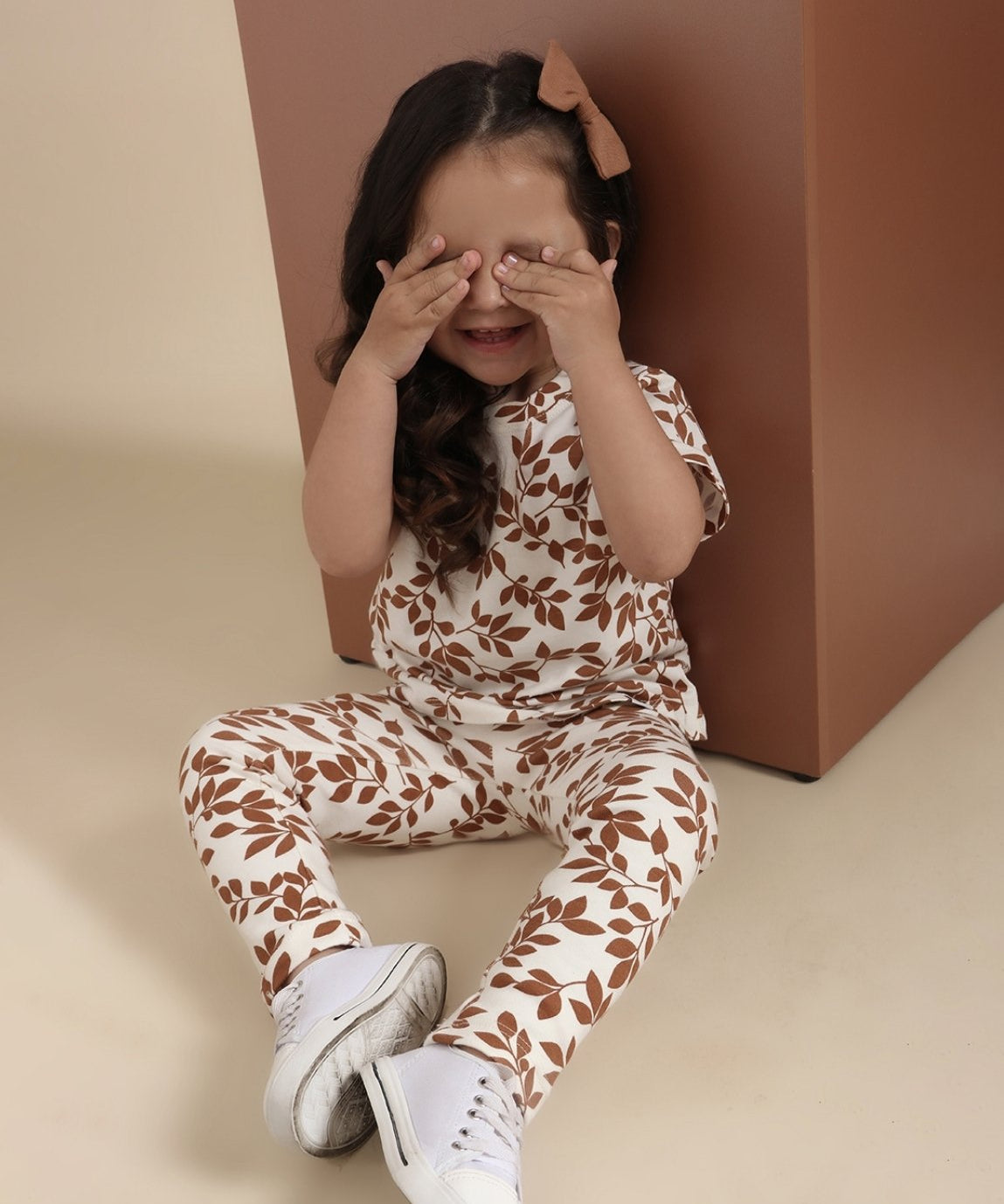 Calça Legging Reta Fall MiniMalista vestindo criança. Vista lateral, legging fina ajustada, comprimento reto até o tornozelo. Kids leggings unissex 100% algodão, coleção especial Fall.