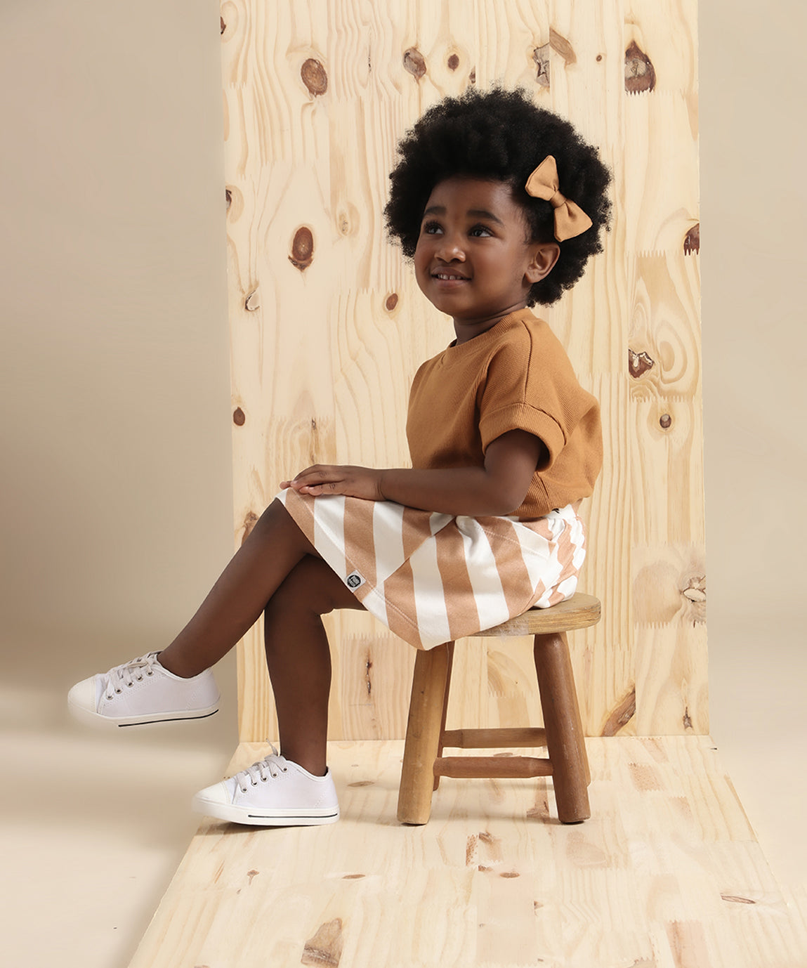 Conjunto-Infantil-Feminino-Menina-Minimalista-Laranja-Goldie-Dourado-Caramelo-Mostarda-Saia-Listras-Diagonais-Dolman-Goldie-Laço-1