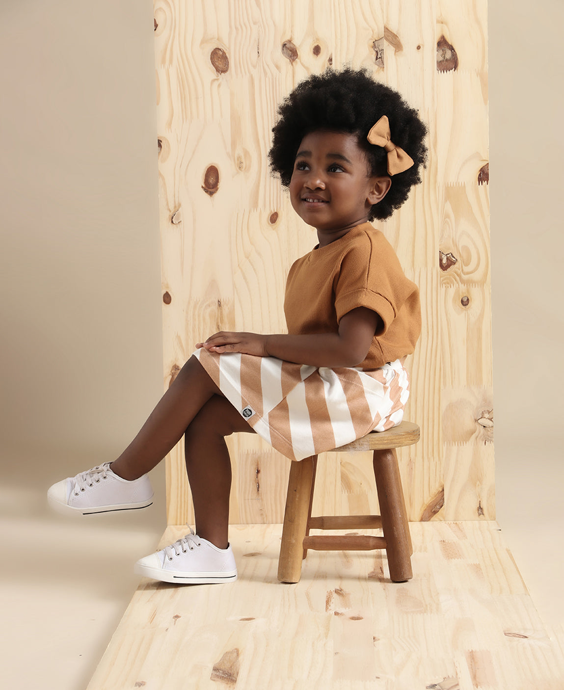Conjunto-Infantil-Feminino-Menina-Minimalista-Laranja-Goldie-Dourado-Caramelo-Mostarda-Saia-Listras-Diagonais-Dolman-Goldie-Laço-1