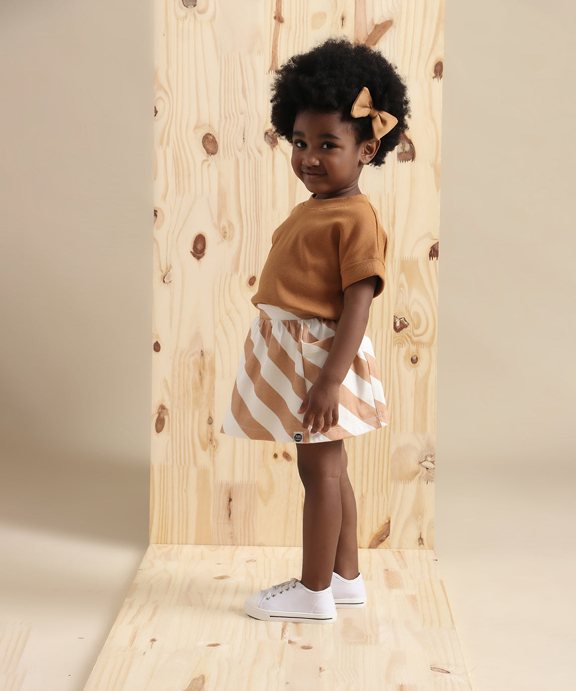 Conjunto-Infantil-Feminino-Menina-Minimalista-Laranja-Goldie-Dourado-Caramelo-Mostarda-Saia-Listras-Diagonais-Dolman-Goldie-Laço-2