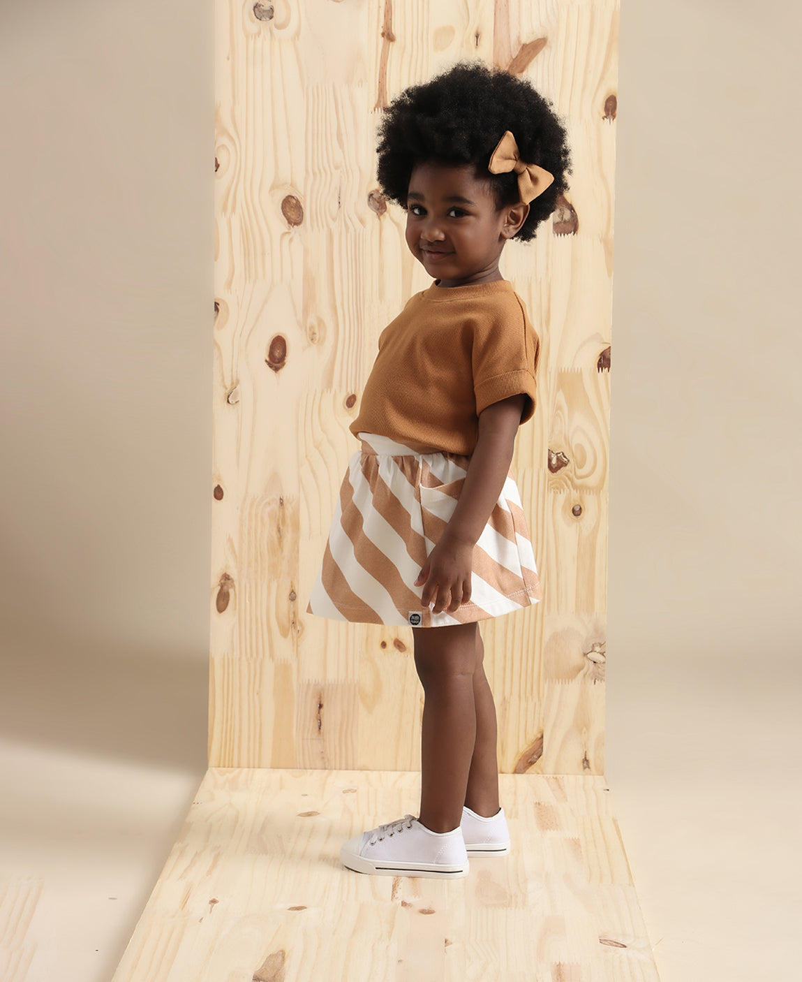 Conjunto-Infantil-Feminino-Menina-Minimalista-Laranja-Goldie-Dourado-Caramelo-Mostarda-Saia-Listras-Diagonais-Dolman-Goldie-Laço-2