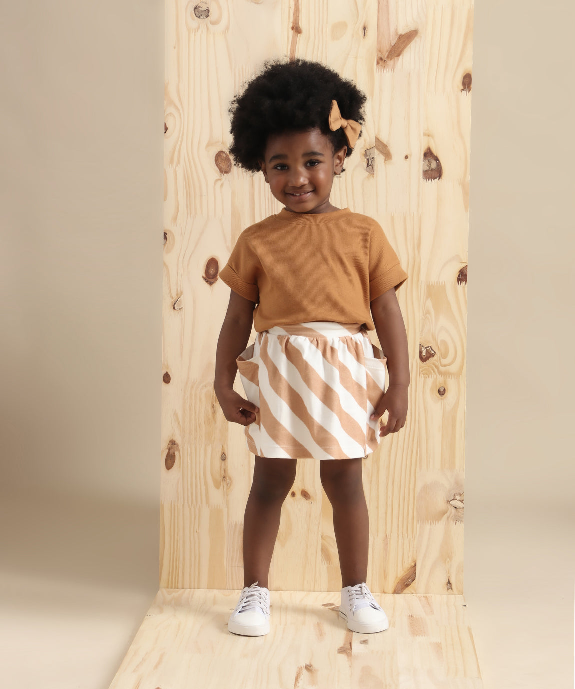 Conjunto-Infantil-Feminino-Menina-Minimalista-Laranja-Goldie-Dourado-Caramelo-Mostarda-Saia-Listras-Diagonais-Dolman-Goldie-Laço-3