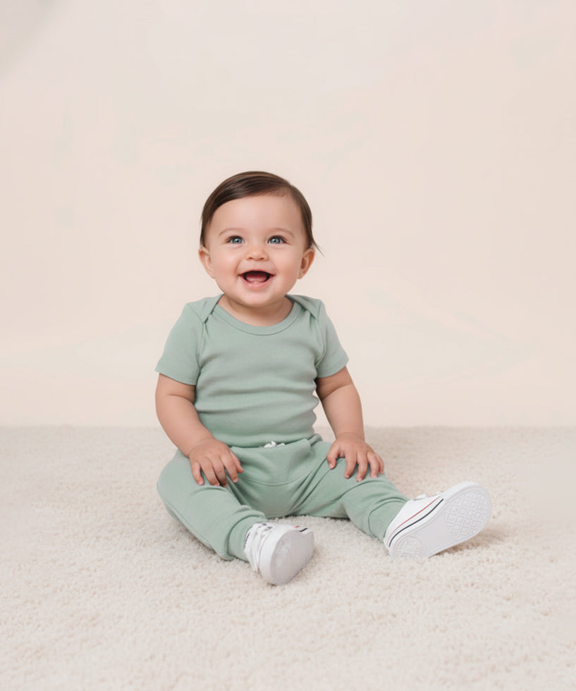 Conjunto-bebe-body-e-calca-bolsao-liso-eucalipto.jpg