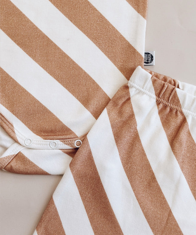 Conjunto-bebe-body-manga-curta-e-calca-harem-unissex-algodao-minimalista-moderno-listras-diagonais-bege-minimalista-baby-3.jpg