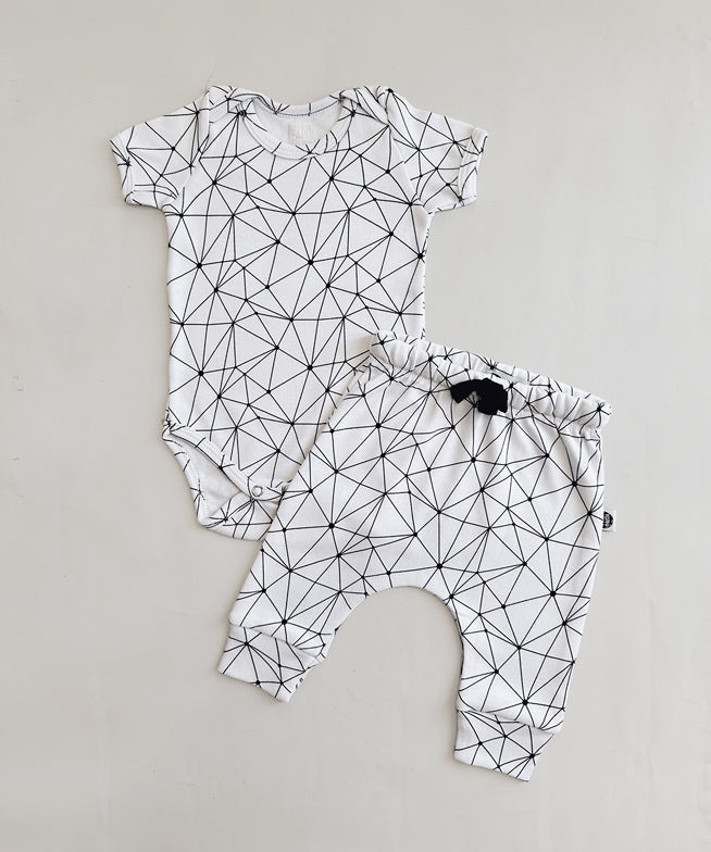 Conjunto-bebe-body-manga-curta-e-calca-harem-unissex-algodao-minimalista-moderno-preto-e-branco-satellite-branco-bebe-algodao-menino.jpg