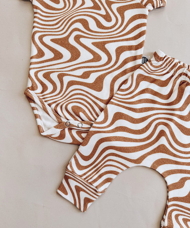 Conjunto-bebe-body-manga-curta-e-calca-harem-unissex-algodao-minimalista-swirl-laranja-caramelo-ginger-1.jpg