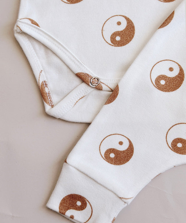 Conjunto-bebe-body-manga-curta-e-calca-harem-unissex-algodao-minimalista-yin-yang-moderno-groove-minimalista-baby-2.jpg