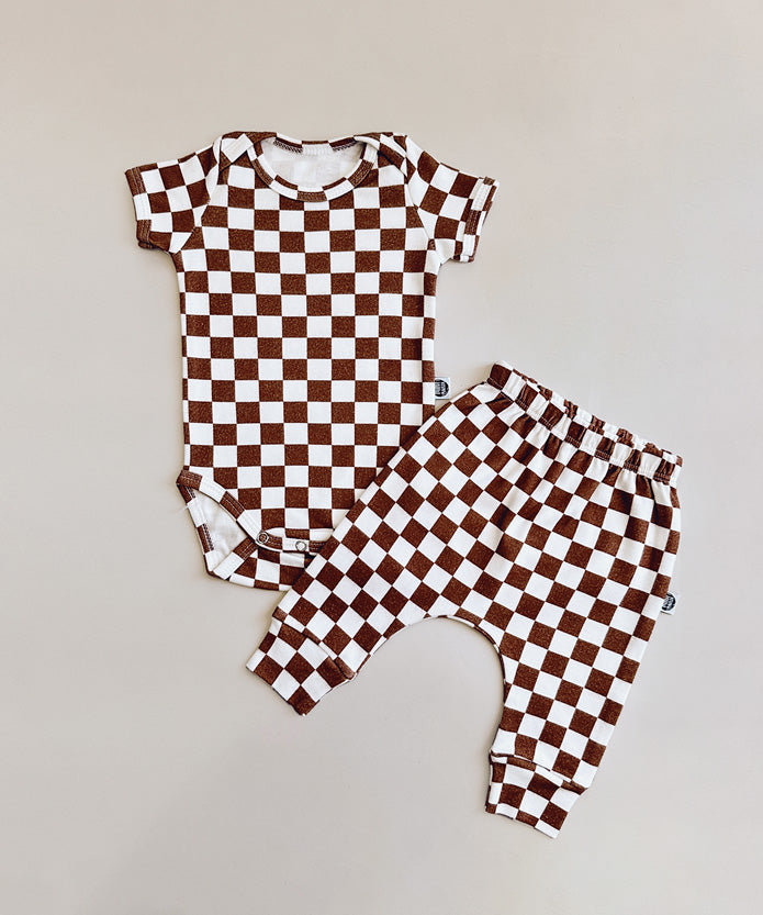 Conjunto-bebe-body-manga-curta-e-calca-harem-unissex-marrom-xadrez-quadriculado-racer-oak-minimalista-algodao.jpg