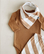 Conjunto Bebê Menino Calça + Body Longo + Babador | Goldie e Listras Diagonais Bege