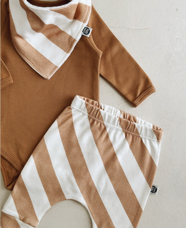 Conjunto Bebê Menino Calça + Body Longo + Babador | Goldie e Listras Diagonais Bege