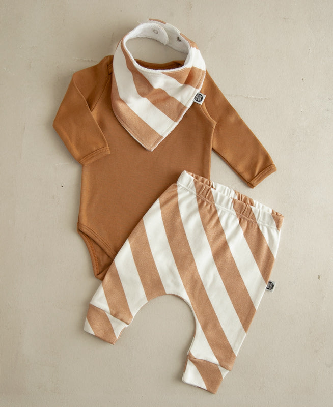 Conjunto Bebê Menino Calça + Body Longo + Babador | Goldie e Listras Diagonais Bege