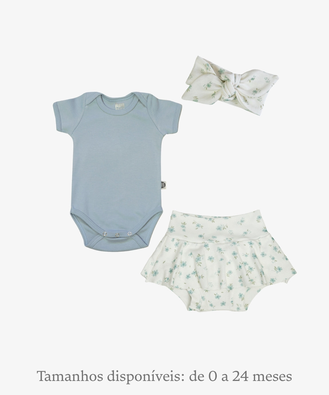Conjunto bebê menina de 3 peças MiniMalista Baby: body manga curta liso Azul Coastal, saia Boomies com shortinho embutido e faixinha de cabelo na estampa Floral Azul, florzinhas azuis sobre fundo Branco Off
