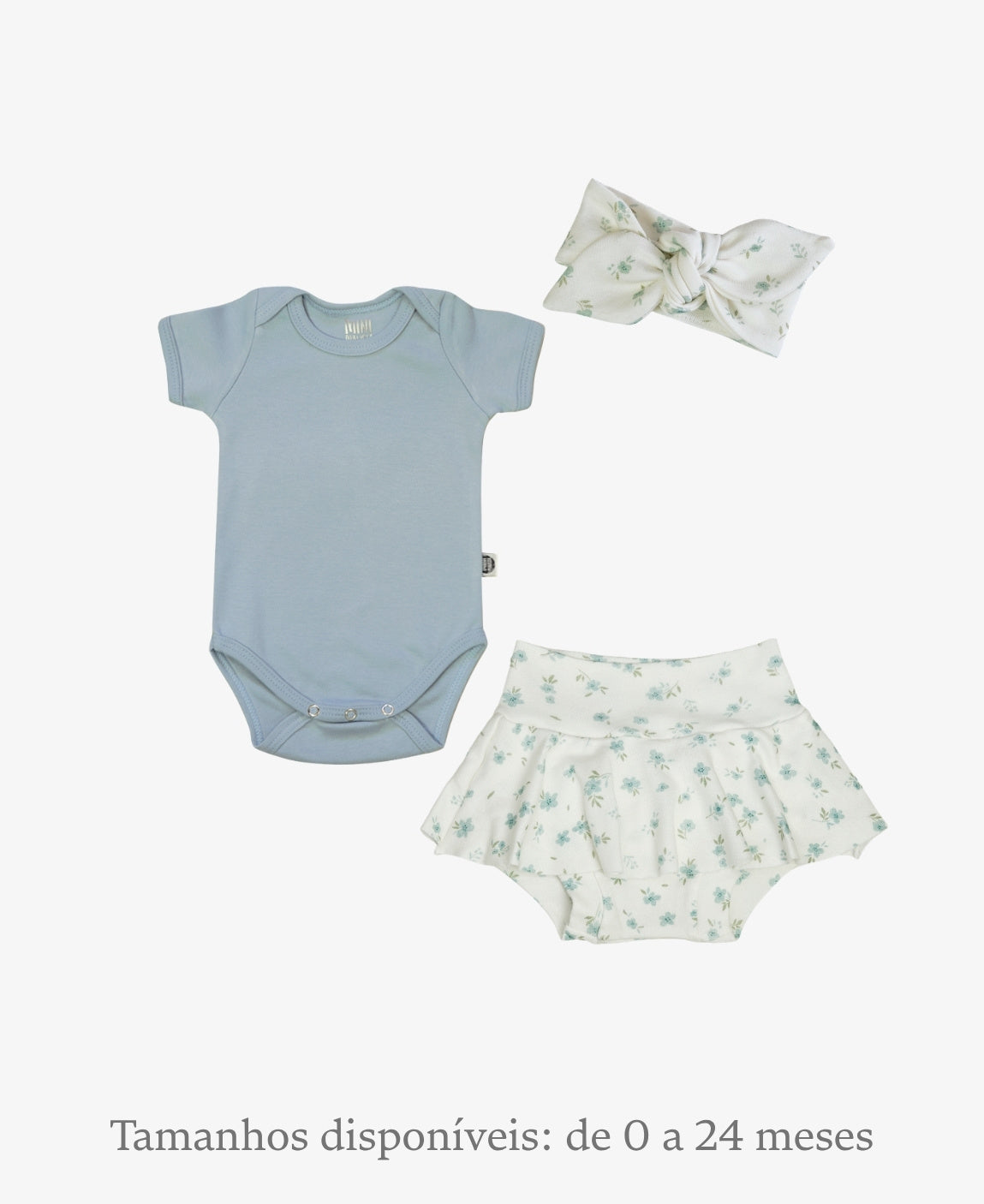 Conjunto bebê menina de 3 peças MiniMalista Baby: body manga curta liso Azul Coastal, saia Boomies com shortinho embutido e faixinha de cabelo na estampa Floral Azul, florzinhas azuis sobre fundo Branco Off