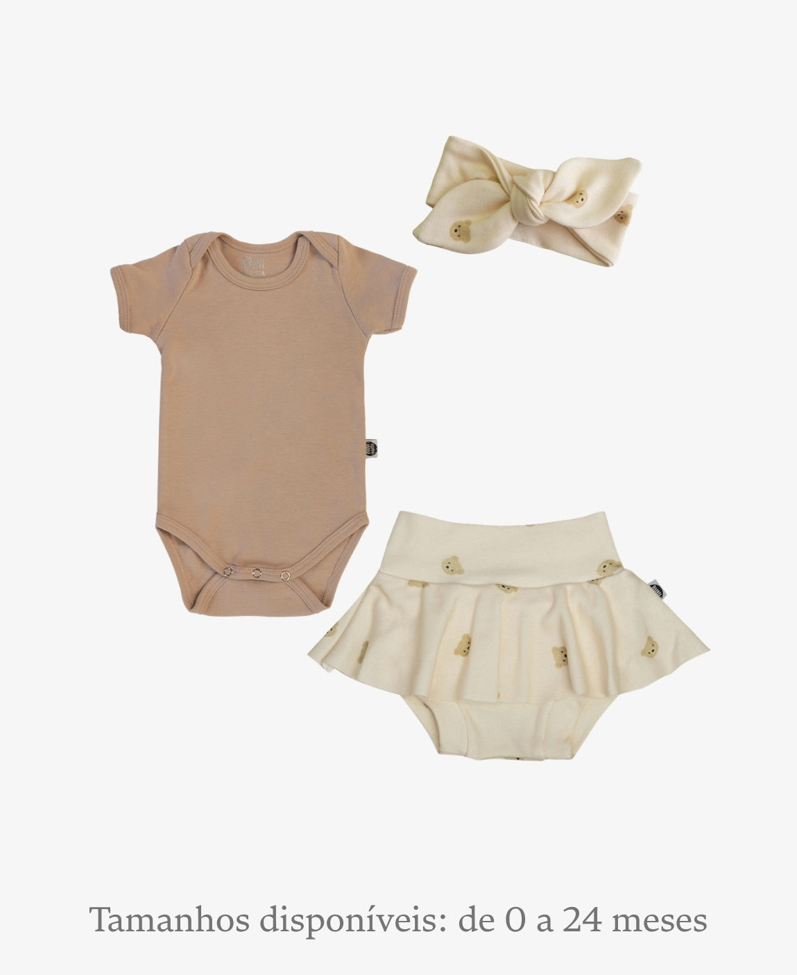 Conjunto bebê menina de 3 peças MiniMalista Baby: body manga curta liso Cinnamon, saia Boomies com shortinho embutido e faixinha de cabelo na estampa Baby Bear, ursinhos em tons de marrom e caramelo sobre fundo claro