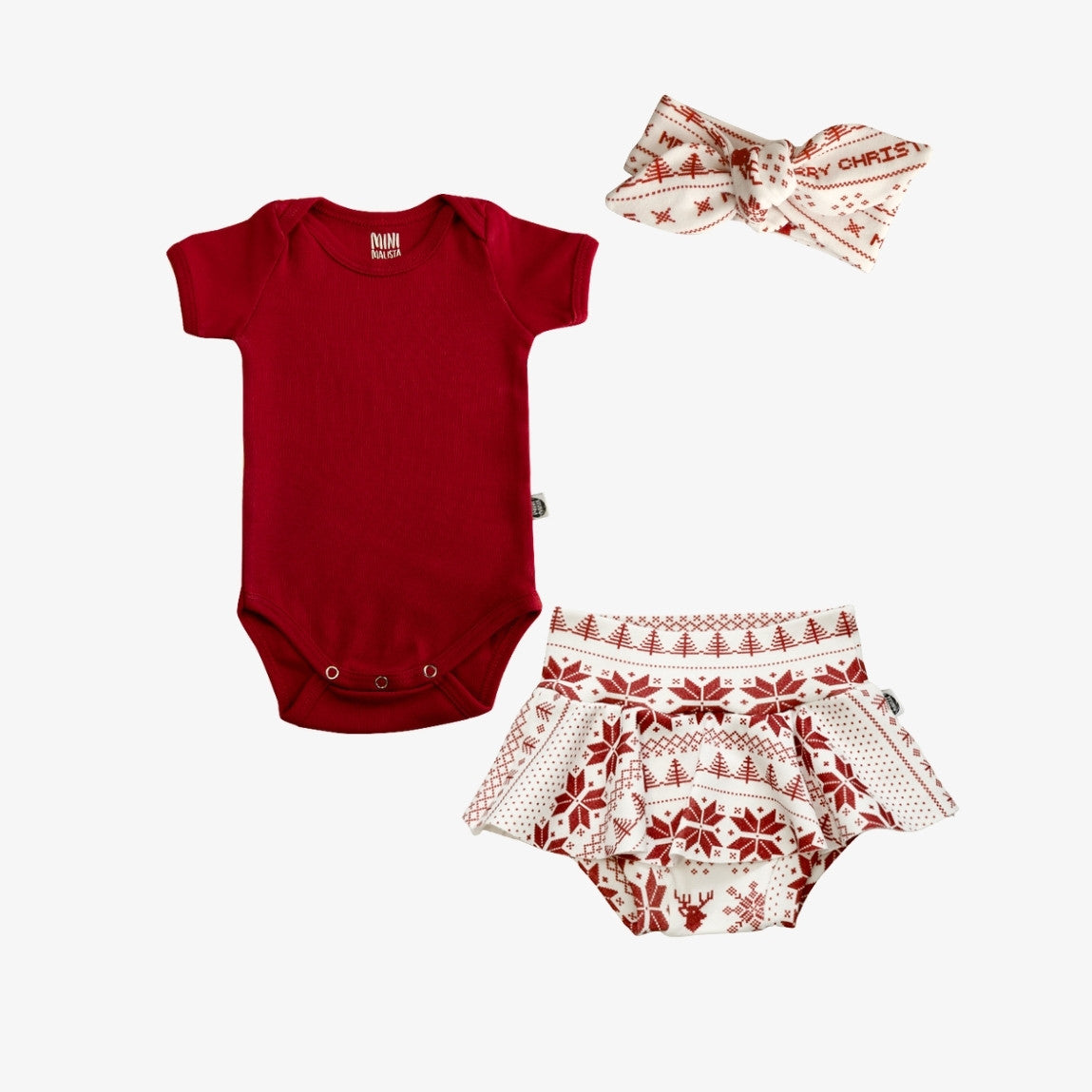 Conjunto de Natal bebê menina de 3 peças MiniMalista Baby: body manga curta liso Real Red (vermelho), saia Boomies com shortinho embutido e faixinha na estampa Xmas Tricot de tricô natalino sobre fundo Branco Off
