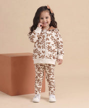 Detalhe da estampa Laurel folhagem de louro allover em tons terrosos sobre caramelo, no Conjunto Casaco Moletom + Legging da MiniMalista — 100% algodão premium, look pronto de outono e inverno pra menina