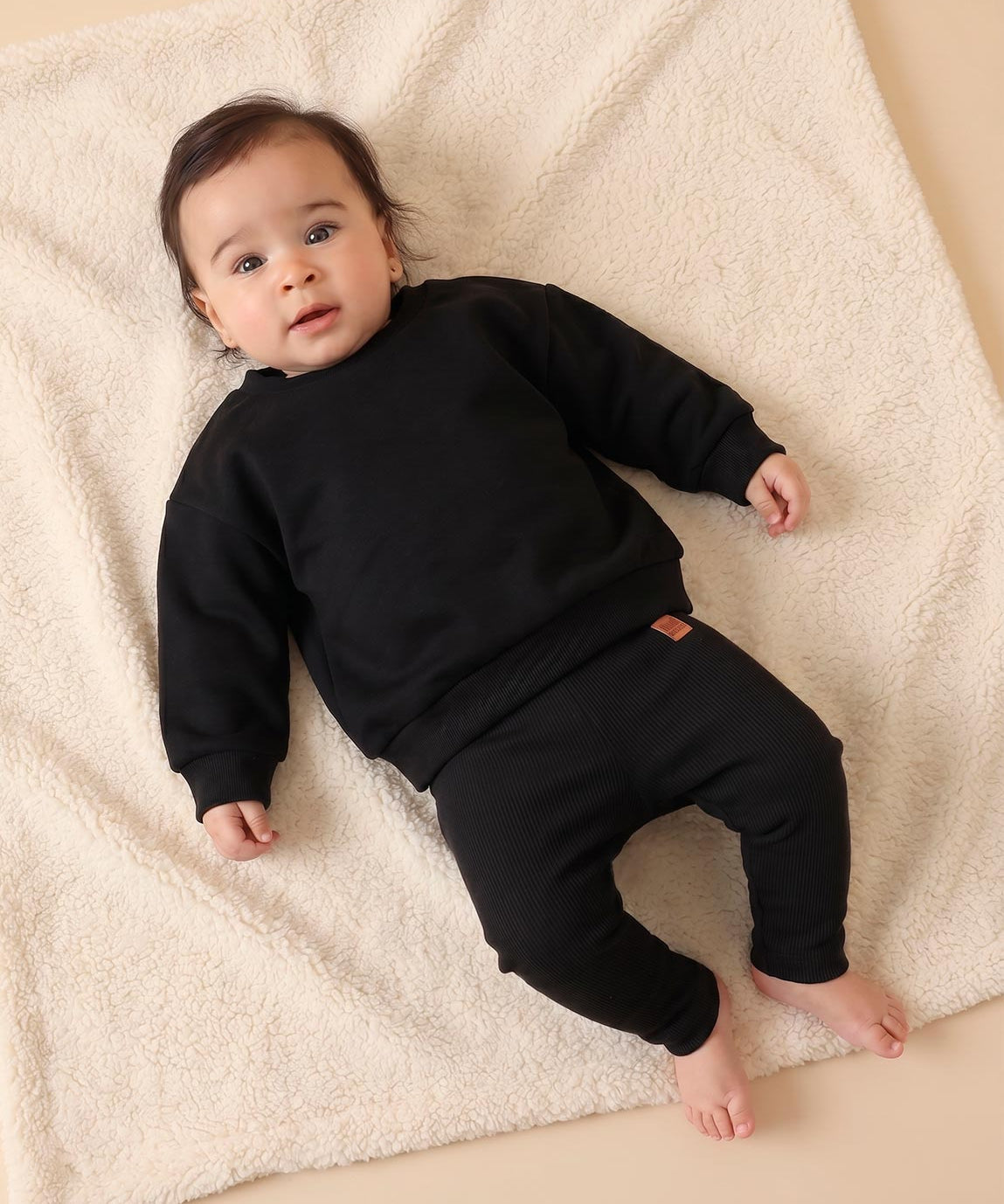 Conjunto-bebe-menina-menino-unissex-liso-preto-moletom-e-calca-canelada-minimailista-algodao.jpg