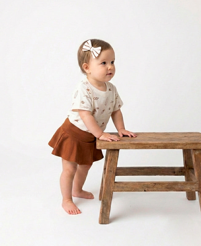 Conjunto Bebê Menina Verão Camiseta + Saia + Laço | Chocolate e Beach