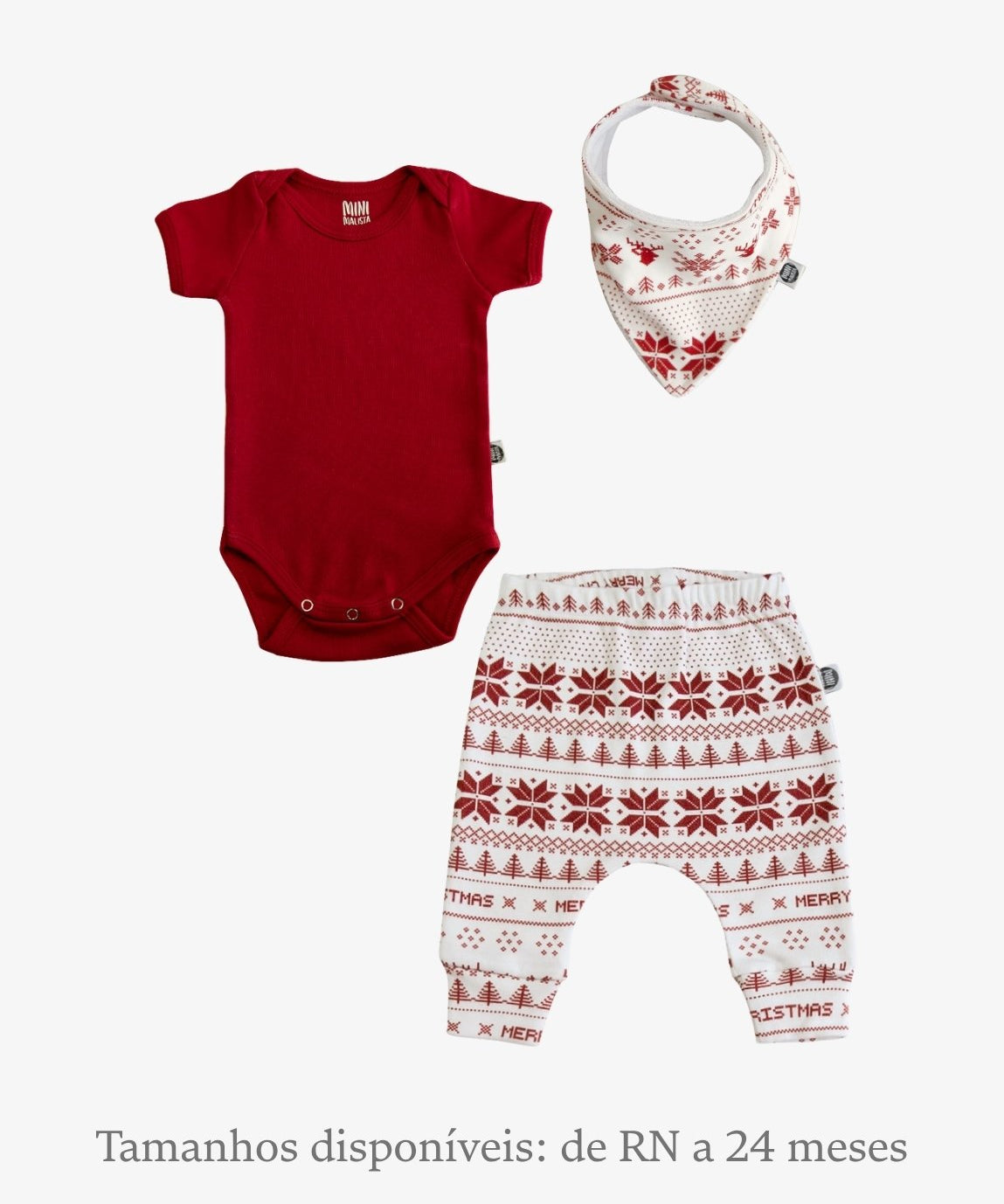 Conjunto de Natal bebê unissex de 3 peças MiniMalista Baby: body manga curta liso Real Red (vermelho), calça harém e babador bandana na estampa Xmas Tricot de tricô natalino sobre fundo Branco Off