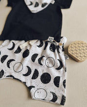 Conjunto Verão Bebê Menino Camiseta + Bermuda + Babador | Preto e Lunar
