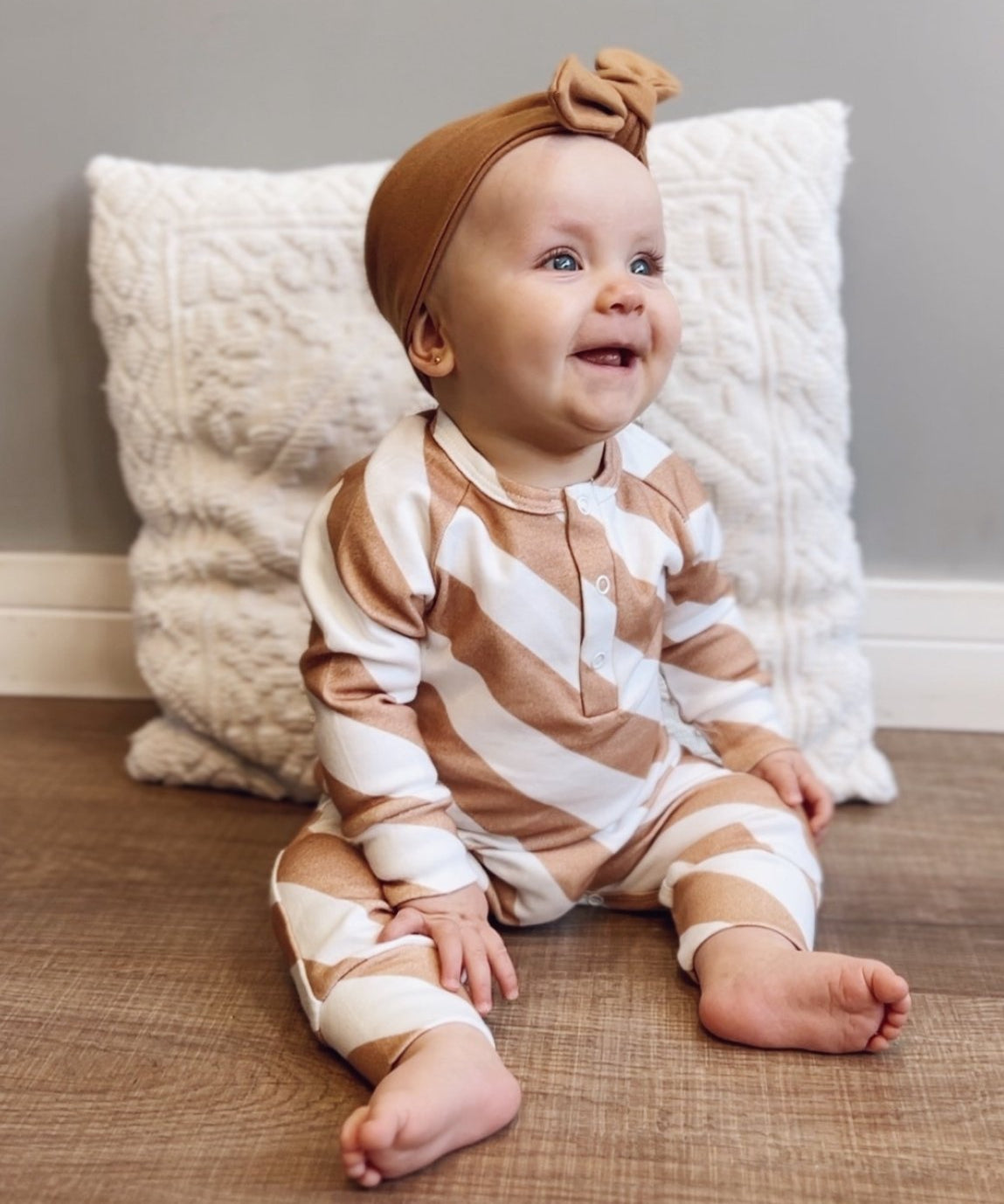 Conjunto-bebe-saida-de-maternidade-macacao-manta-touca-luvinha-bebe-minimalista-listras-diagonais-bege-1_ac2edf12-53f7-46c4-8ad1-fa6a662f8c8e.jpg