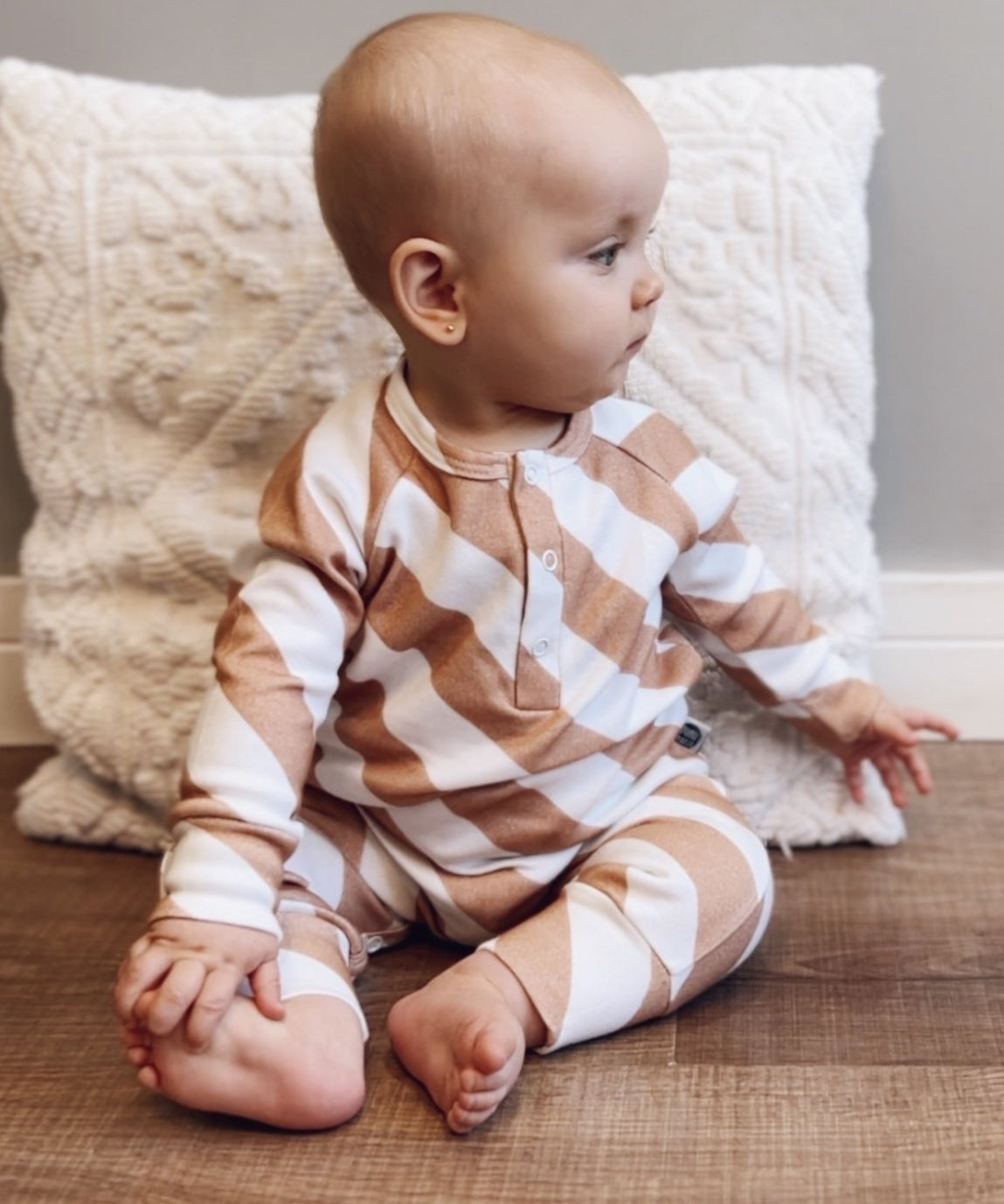 Conjunto-bebe-saida-de-maternidade-macacao-manta-touca-luvinha-bebe-minimalista-listras-diagonais-bege-2_9605502d-bce2-47e9-8cad-11bec83d5ff4.jpg