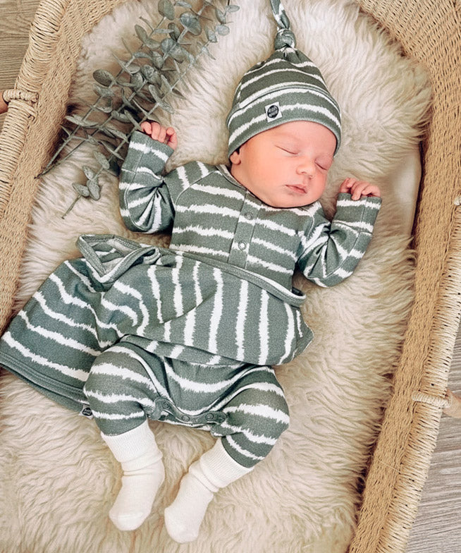 Conjunto-bebe-saida-maternidade-macacao-touca-manta-luvinha-bebe-menino-minimalista-azul-tie-dye_bbfe6ad0-377a-4b1f-a3a1-b6d3b62c64a5.jpg