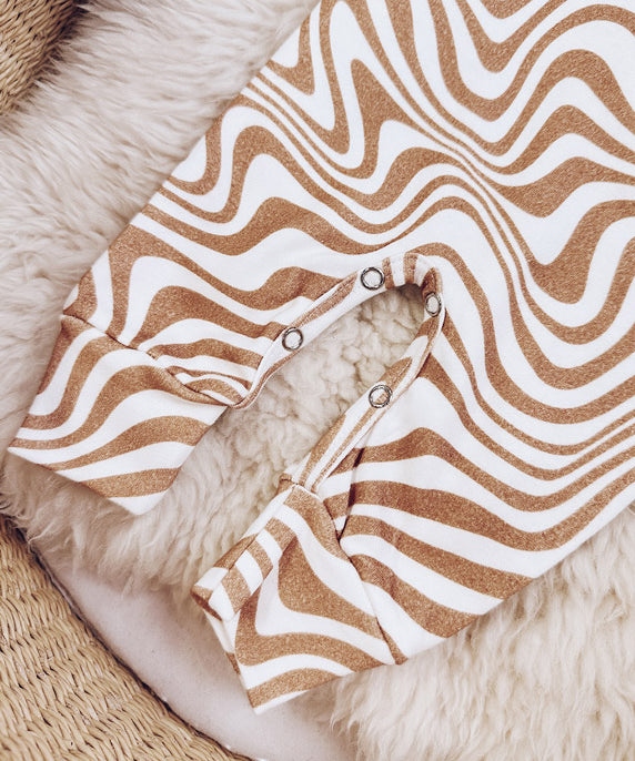 Conjunto-bebe-saida-maternidade-macacao-touca-manta-luvinha-bebe-menino-minimalista-caramelo-swirl-1.jpg