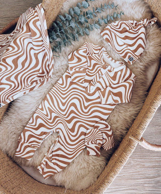 Conjunto-bebe-saida-maternidade-macacao-touca-manta-luvinha-bebe-menino-minimalista-caramelo-swirl.jpg