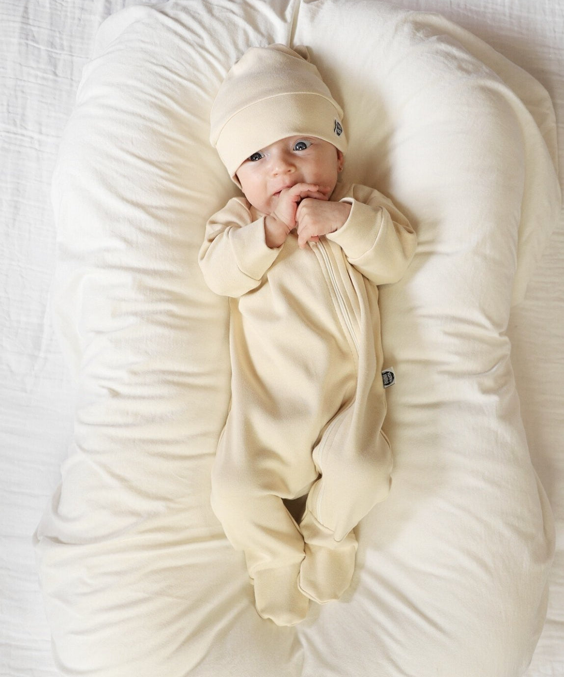 Conjunto-bebe-saida-maternidade-macacao-ziper-com-pe-touca-manta-luvinha-bebe-unissex-minimalista-liso-bege-sand-2.jpg